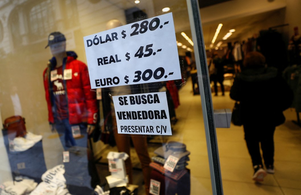 Argentinos recurren al mercado negro de dólares a medida que la crisis  empeora | DF SUD