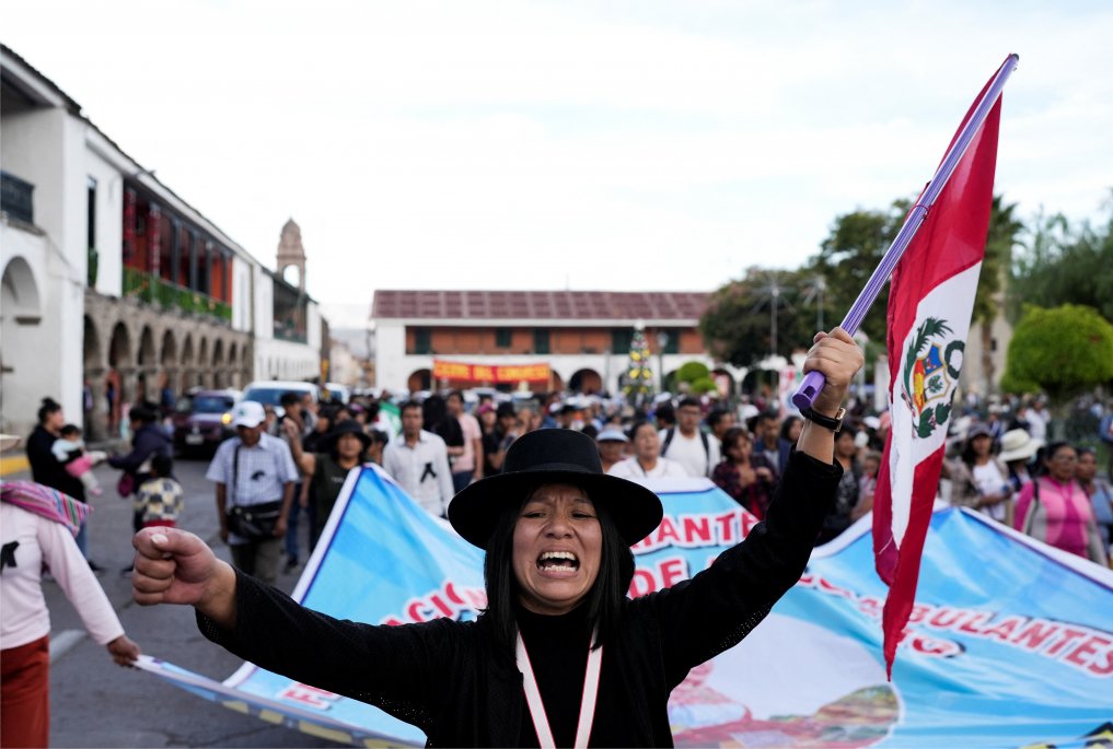 Perú vive violenta jornada de protestas y expertos advierten golpe a la